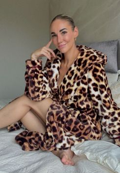 Damenbademantel Leopard – luxuriöser Fleece-Bademantel mit Leopardenmuster & Kapuze