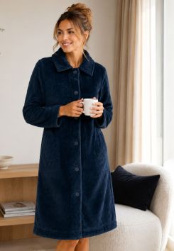Damenbademantel ist aus Fleece