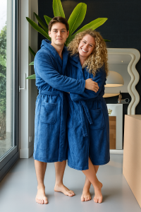 Blauer Fleece Bademantel mit Kapuze